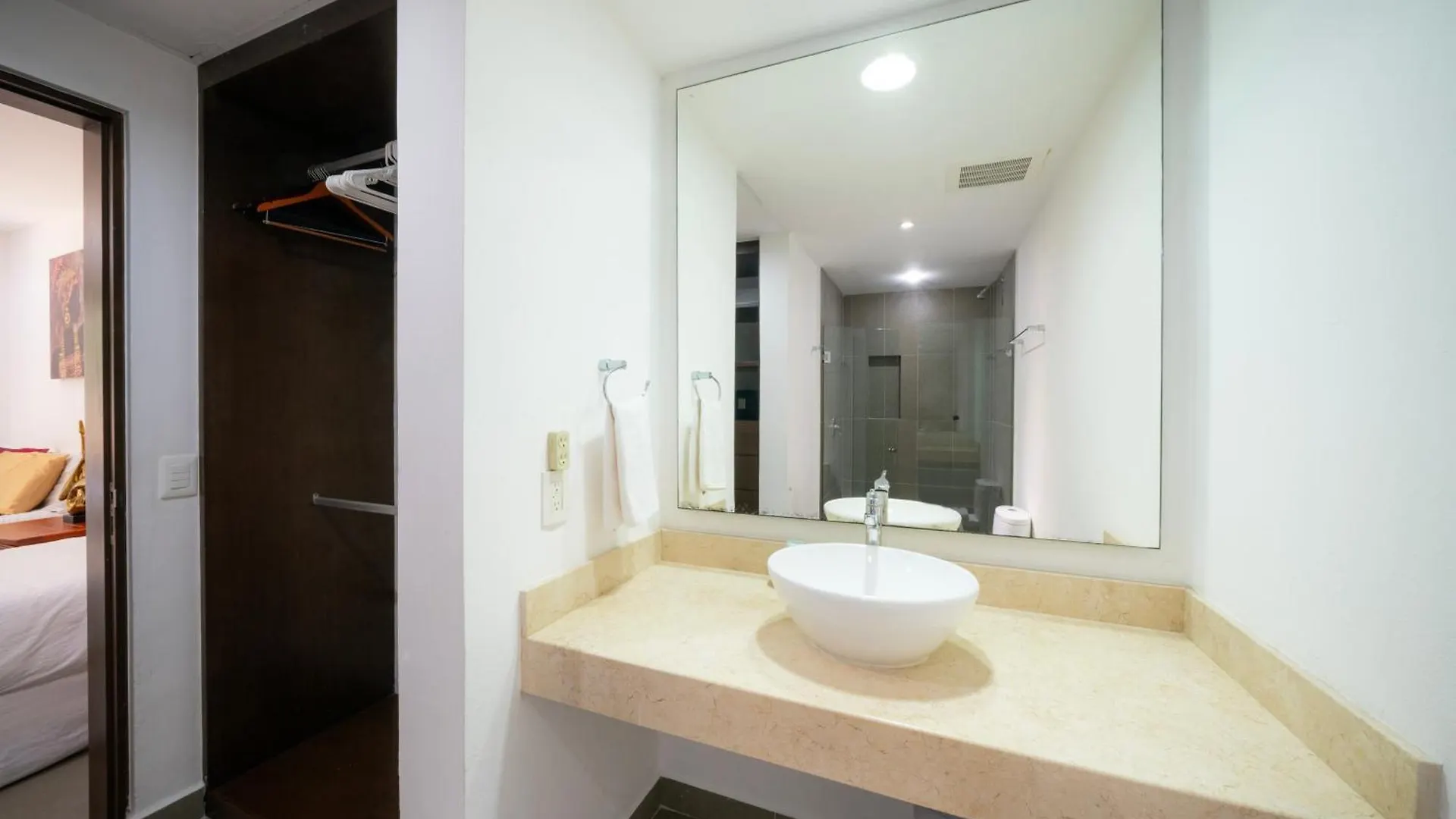 Condo Valentine 5 Star, 4 Pools, Gym, Concierge Services, 24-Hr Security Playa del Carmen Mexico