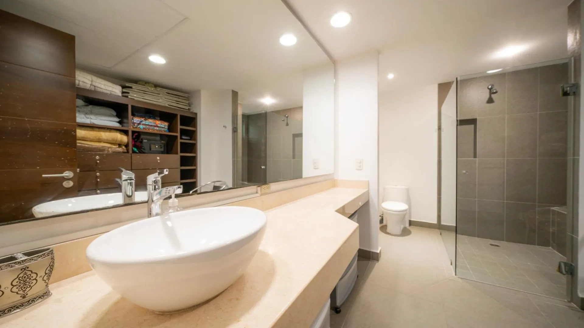 Condo Valentine 5 Star, 4 Pools, Gym, Concierge Services, 24-Hr Security Playa del Carmen Holiday home