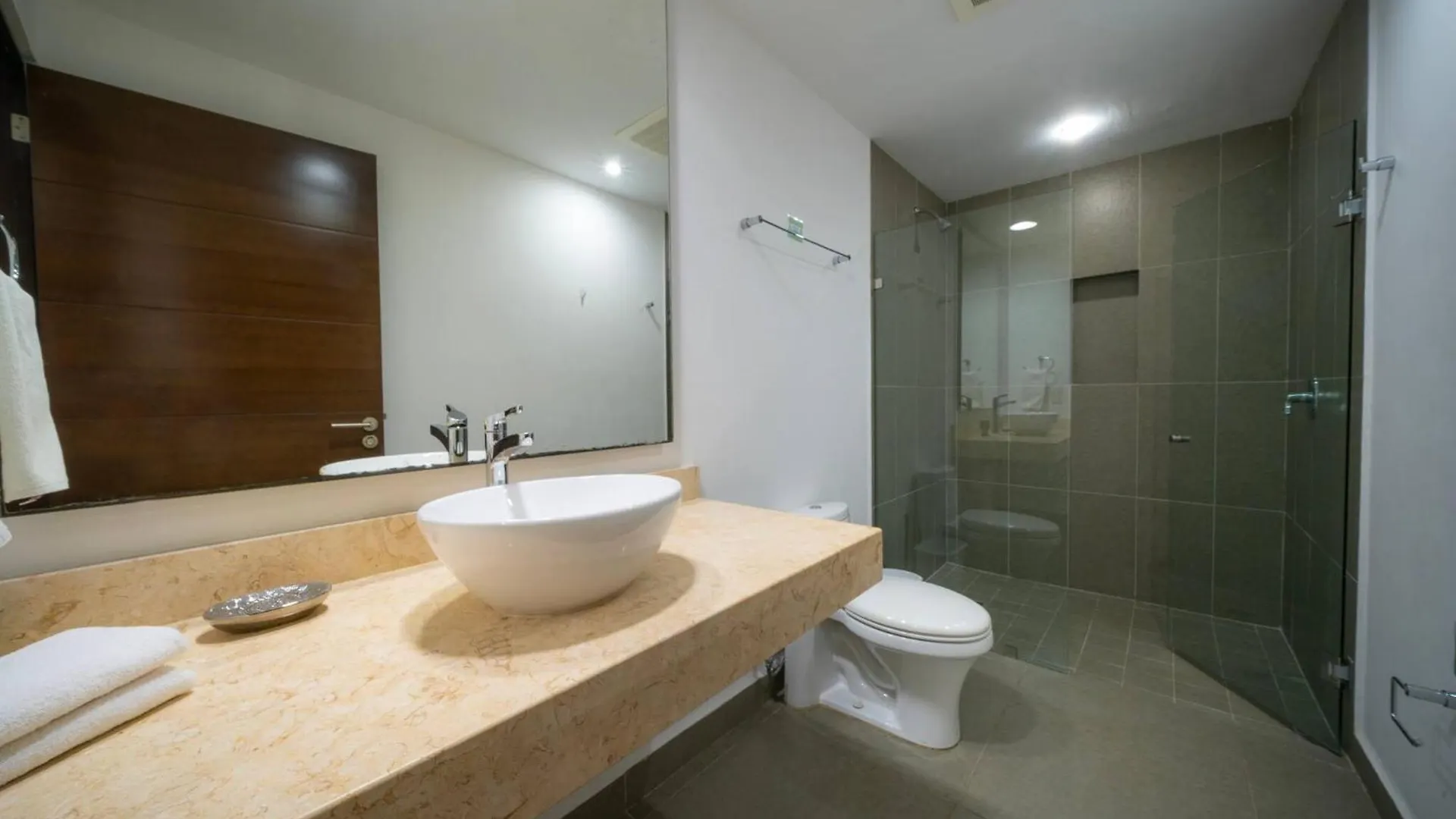 Condo Valentine 5 Star, 4 Pools, Gym, Concierge Services, 24-Hr Security Playa del Carmen