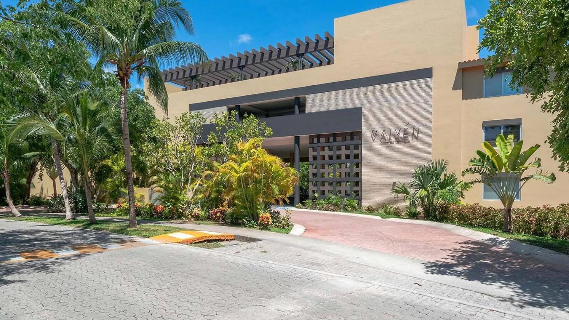 Condo Valentine 5 Star, 4 Pools, Gym, Concierge Services, 24-Hr Security Playa del Carmen