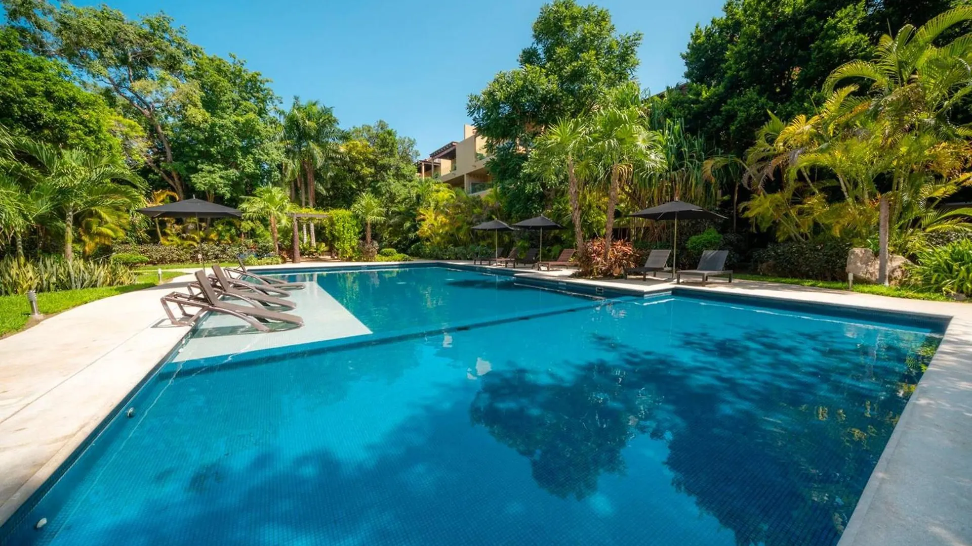 Condo Valentine 5 Star, 4 Pools, Gym, Concierge Services, 24-Hr Security Playa del Carmen Mexico