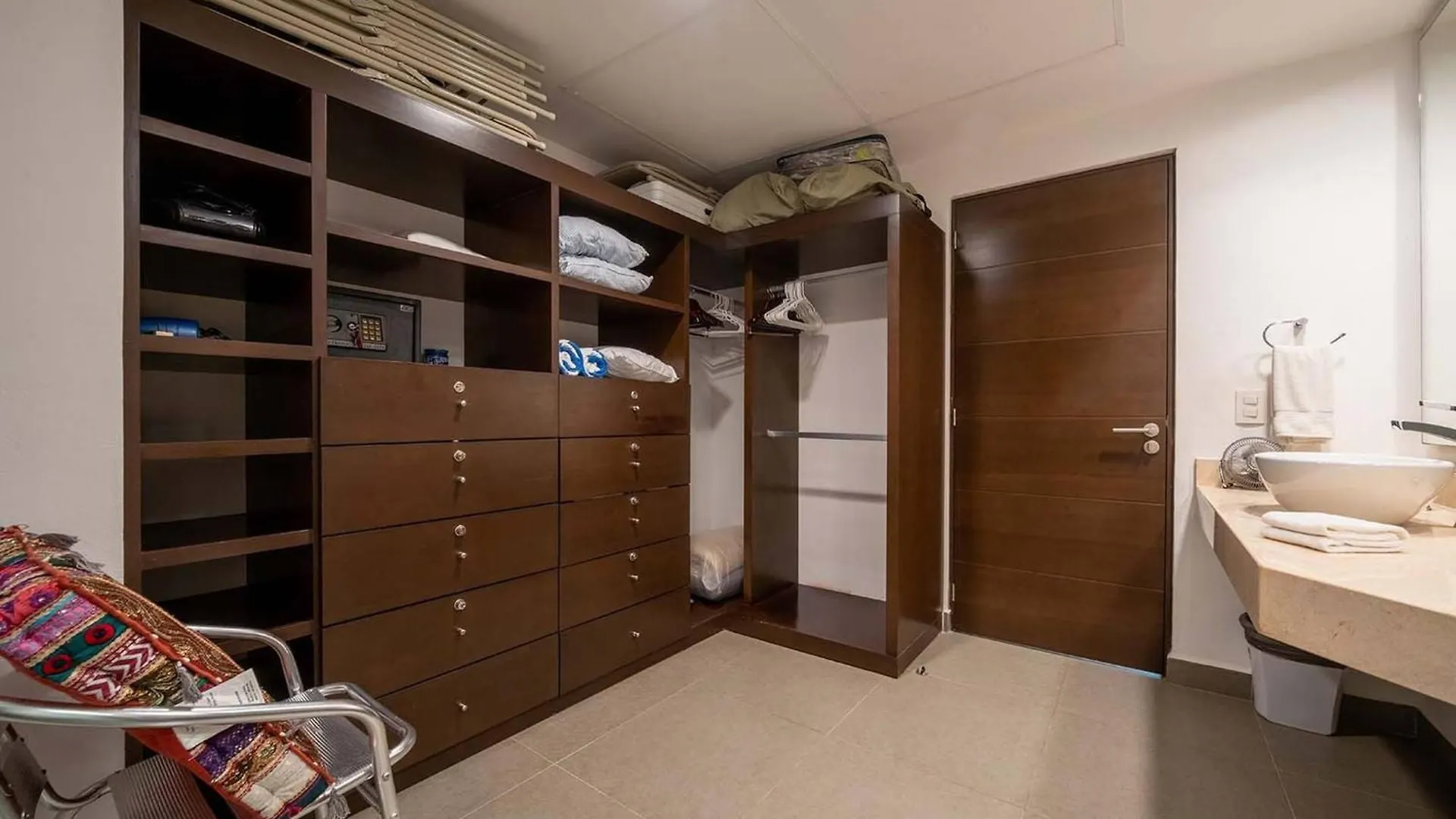 Condo Valentine 5 Star, 4 Pools, Gym, Concierge Services, 24-Hr Security Playa del Carmen
