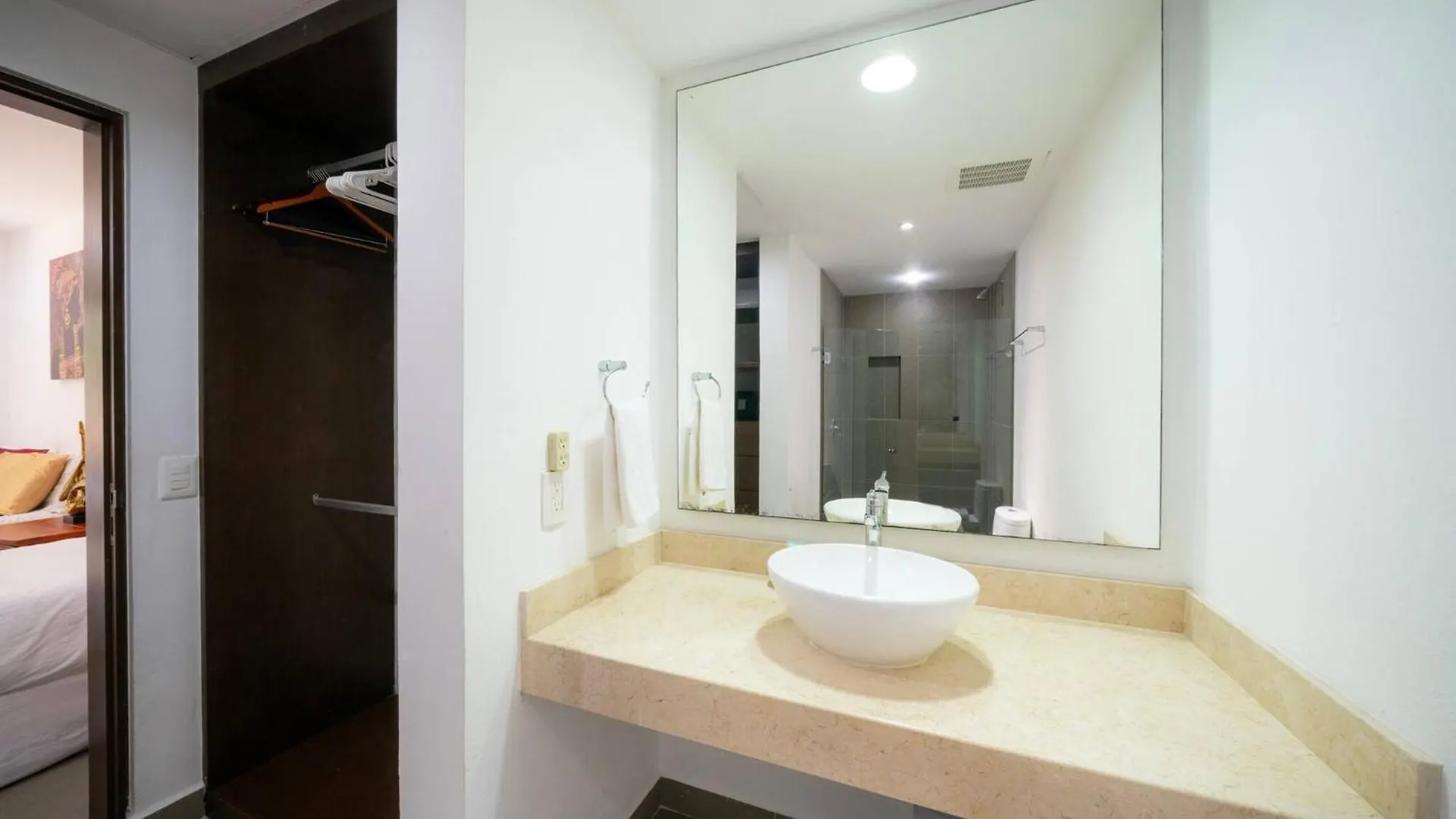 Condo Valentine 5 Star, 4 Pools, Gym, Concierge Services, 24-Hr Security Playa del Carmen Holiday home